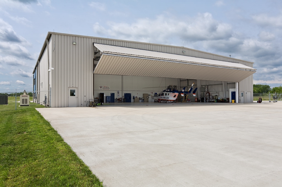 Bi-fold hangar door